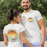 カスタムサンセットマウンテンズロードトリップポケット&バック Tシャツ<br><div class="desc">自然カッコいいの岩の山の上のこのオレンジ色のヴィンテージの日の入素晴らしり口は、家族の懇親会カスタマイズ、道路の旅、または夏休みのTシャツのセットのためのイメージを作る。母、パパ、兄と妹のための一致するティーであなたの休日の週を記念する。私たちのパーソナライズ・ツールであなたの姓と年を追加する。</div>