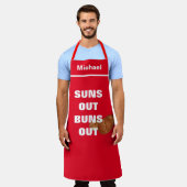 カスタムシェフパーソナライズされたネームSuns Out Buns Out エプロン (着用した状態)