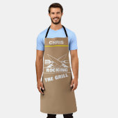 カスタムシェフ名パーソナライズされたロックザグリルBBQ エプロン (着用した状態)