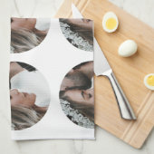 カスタムシンプル円形画像コラージュの追加の名前 キッチンタオル (四つ折り)