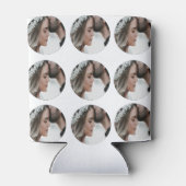 カスタムシンプル円形画像コラージュの追加の名前 缶クーラー (裏面)