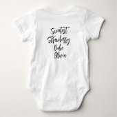 カスタムストロベリーパン – 1歳 ベビーボディスーツ (裏面)