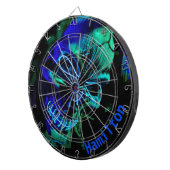 カスタムターコイズモダンティール(緑がかった色)及びブルースカル ダーツボード (正面右)