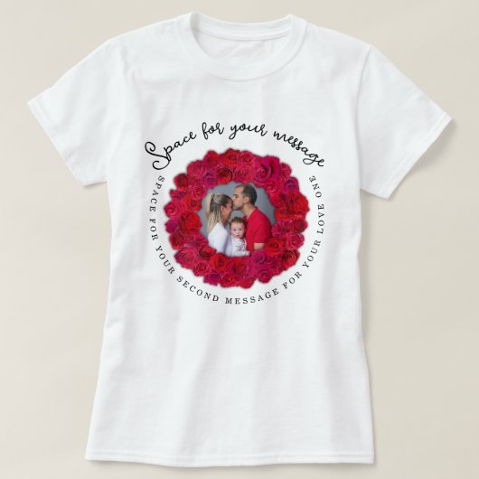 カスタムテキストと写真の赤いバラの円形フレーム Tシャツ (デザイン正面)