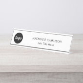 カスタムテキストビジネスプロフェッショナル付きシンプルなロゴ デスクネームプレート (正面)