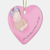 カスタムテキスト |スリープベビーラブピンクハート セラミックオーナメント (左)