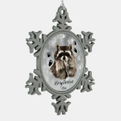 カスタムデイテッドRaccoonの吹キス、愛の動物 スノーフレークピューターオーナメント (左)