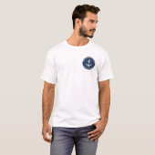 カスタムデザインのレトロな船の錨のバッジ Tシャツ (正面フル)