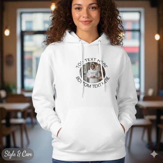 カスタムデザインの円形テキストと画像が特徴的な女性向けフーディー パーカ