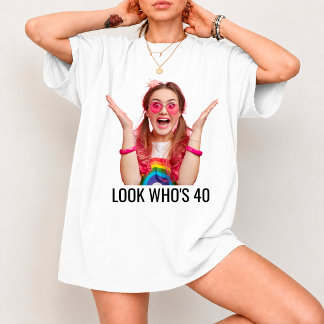 カスタムデザインの「Look Who's 40」40歳の誕生日フォトTシャツ Tシャツ