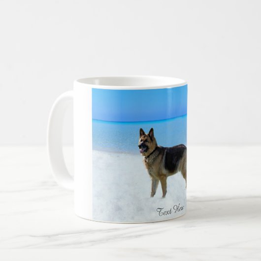 カスタムドイツの羊飼いオンビーチコーヒーマグ コーヒーマグカップ (正面左)