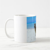 カスタムドイツの羊飼いオンビーチコーヒーマグ コーヒーマグカップ (左)