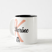 カスタムナースボタンとピン | 看護パーソナライズされた ツートーンマグカップ (正面左)