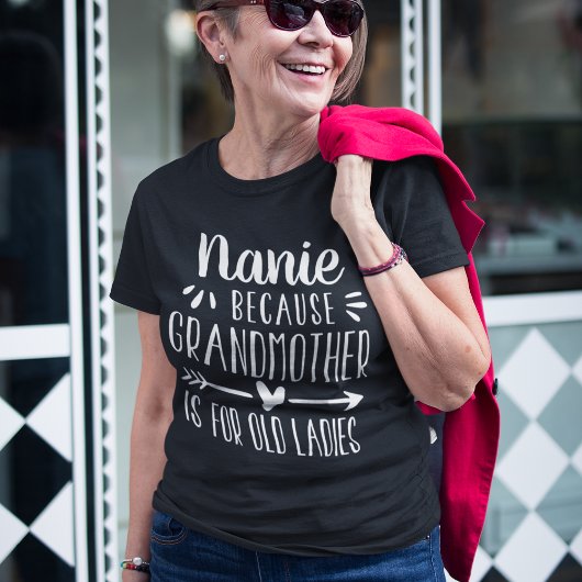 カスタムニックネーム |祖母は老婦人に向いている Tシャツ