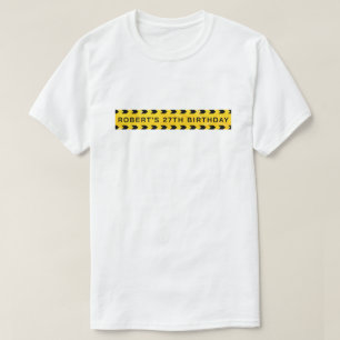 カスタムネーム入りイエローポリスバースデー警告テープ Tシャツ