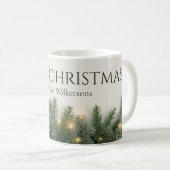 カスタムネーム入り松の枝とクリスマスイルミネーション コーヒーマグカップ (正面右)