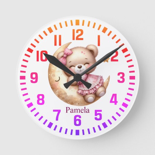 カスタムネーム入り ピンクのくま 月の上で ラウンド壁時計 (正面)