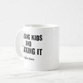 カスタムネーム入り「子育てはロックだ！」 コーヒーマグカップ (正面左)