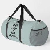 カスタムネーム&カラーのKeep Calm & Lift Weights ダッフルバッグ (右コーナー)