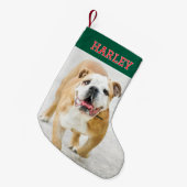 カスタムネーム フォト レトロ タイポグラフィー 緑 赤 スモールクリスマスストッキング (正面 (吊り時))
