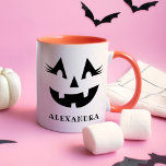 カスタムハロウィーンのカボチャのちょうちんガーリーパンプキン顔ハロウィン マグカップ<br><div class="desc">名祝前できるこの顔パンプキガーリーンカスタムのコーヒーマグとスタイルパーソナライズされたでハロウィーン。このおもしろいハロウィーンのカボチャのちょうちんデザインは鮮やかな歯の笑顔と素晴らしい睫毛を持っている！</div>