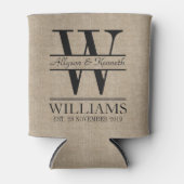 カスタムバックフロントバーラップロゴ記念日モノグラム 缶クーラー (正面)