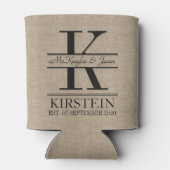 カスタムバックフロントバーラップロゴ記念日モノグラム 缶クーラー (裏面)