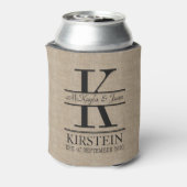 カスタムバックフロントバーラップロゴ記念日モノグラム 缶クーラー (缶裏面)