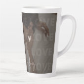 カスタムバレンタインデーのロマンチックなカップルの写真 カフェラテマグ (右)