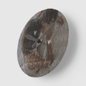 カスタムバレンタインデーのロマンチックなカップルの写真 ラウンド壁時計 (傾斜)