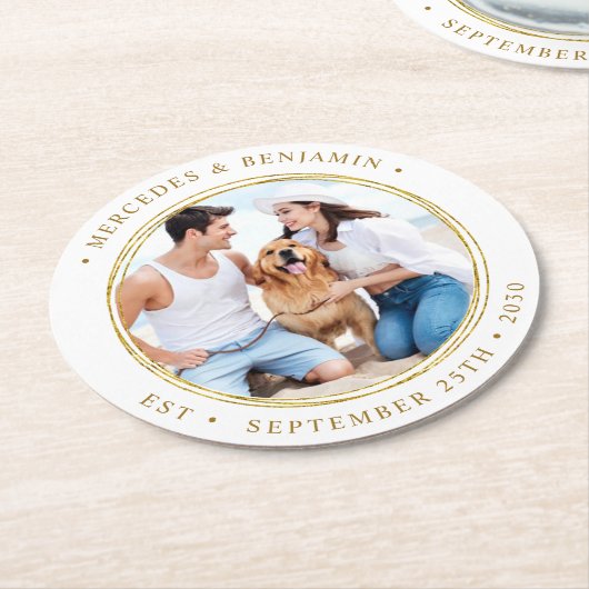 カスタムパーソナライズされた写真エレガント金ゴールド結婚の ラウンドペーパーコースター (アングル)