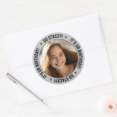 カスタムパーソナライズされた誕生日メッセージ、名前、写真 ラウンドシール (封筒)