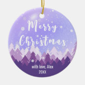 カスタムパープルトーンスノー&フォレストメリークリスマス セラミックオーナメント (正面)
