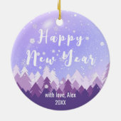 カスタムパープルトーンスノー&フォレストメリークリスマス セラミックオーナメント (裏面)