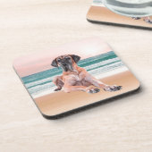 カスタムビーチに座って可愛いグレートデーンドッグ コースター (左側)