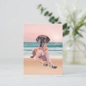 カスタムビーチに座って可愛いグレートデーンドッグ ポストカード (スタンド正面)