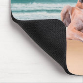 カスタムビーチに座って可愛いグレートデーンドッグ マウスパッド (コーナー)