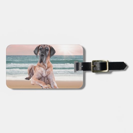 カスタムビーチに座って可愛いグレートデーンドッグ ラゲッジタグ (正面横)