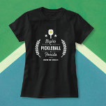 カスタムピックルボールクラブアドシティネーム州 Tシャツ<br><div class="desc">レトロなロゴ/エンブレムスタイルデザインにピックボールパドルとボールを搭載したおもしろいピックボールシャツ。自分の市カスタム区、州、その他の文字をパーソナライズする文字をカスタム追加する。プレイヤーや独身のチーム全体に最適。ピックボールの主催者またはコーチのための特別な贈り物を作る。</div>
