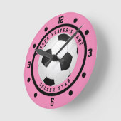 カスタムピンクと黒の女子サッカーのスタープレーヤー ラウンド壁時計 (傾斜)