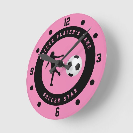 カスタムピンクと黒の女子サッカーのスタープレーヤー ラウンド壁時計 (傾斜)