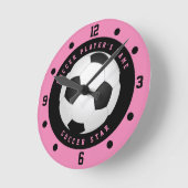 カスタムピンクと黒の女子サッカーのスター選手R ラウンド壁時計 (傾斜)