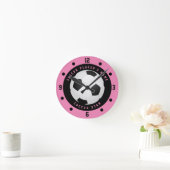 カスタムピンクと黒の女子サッカーのスター選手R ラウンド壁時計 (ホーム)