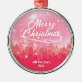 カスタムピンクの穏やかな雪の森のクリスマス メタルオーナメント (正面)
