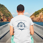 カスタムファミリークルーズ船航海の輪ポケット Tシャツ<br><div class="desc">ネイビーカスタムブルーボートのハンドルを搭載した海上のビーチクルーズのためのシックな夏の休暇ポケット写真Tシャツ。この航海のテーマのデザインは、特別な旅行を記念するクラスマッチングファミリー懇親会ティーに最適である。姓と年を表と裏に表示してパーソナライズ。</div>