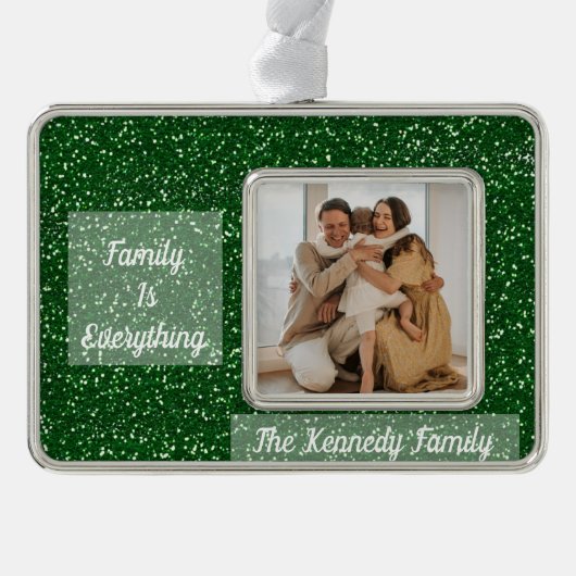カスタムファミリー写真、名前、引用文グリーングリッター シルバープレートフレームオーナメント (正面)