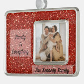 カスタムファミリー写真、名前、引用文レッドグリッター シルバープレートフレームオーナメント (左)