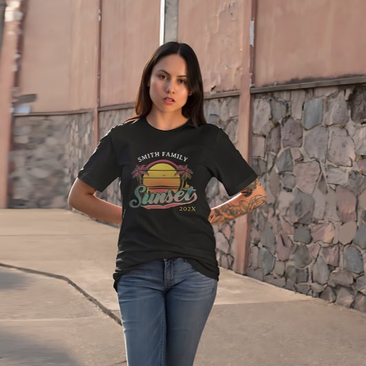 カスタムファミリー名ヴィンテージサンセットアンドパームツリー Tシャツ