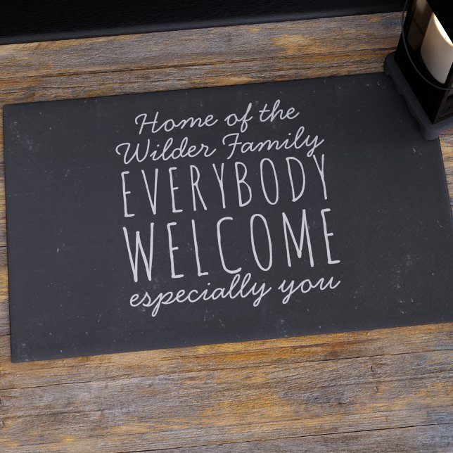 カスタムファミリ名の白黒ウェルカムフォーマット ドアマット (Everybody is welcome at your door. Just add your family name to this rustic chalkboard vibe doormat)