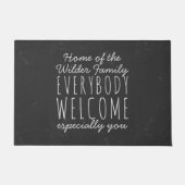 カスタムファミリ名の白黒ウェルカムフォーマット ドアマット (正面)